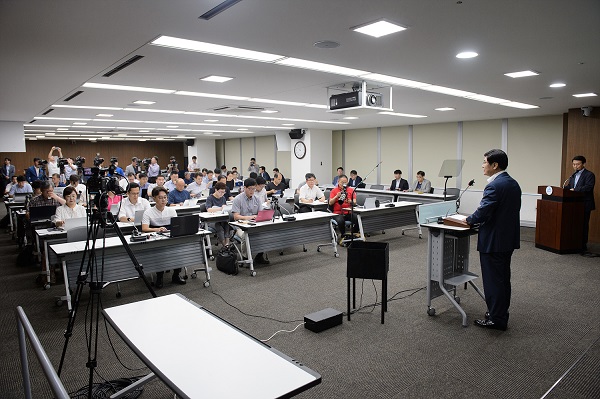 ▲ 이춘희 세종시장이 2일 오전 시청 대회의실에서 200회 정례브리핑을 하고 있다.ⓒ세종시