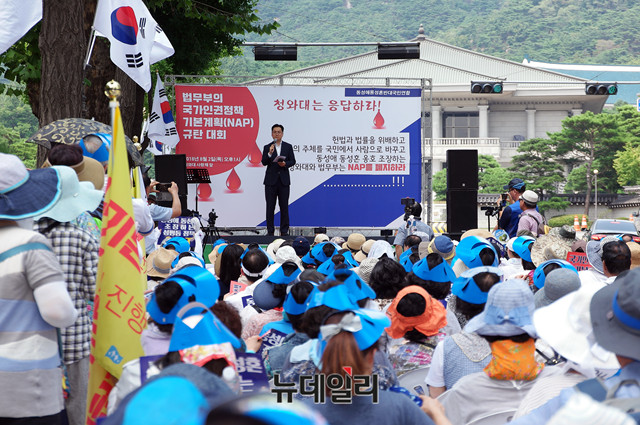 ▲ 2일 오후 청와대 앞에서 반(反)동성애단체의 '법무부 국가인권정책 기본계획 폐지 촉구' 대회가 열렸다.ⓒ뉴데일리 이기륭 기자