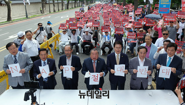 ▲ 2일 오후 청와대 앞에서 열린 법무부 국가인권정책 기본계획 폐기 촉구 기자회견에서 참가자들이 혈서를 쓰고 피켓을 들어보이고 있다.ⓒ뉴데일리 이기륭 기자