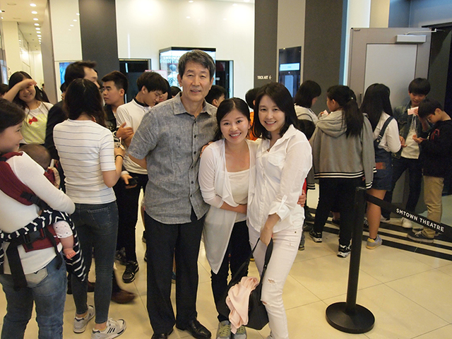 ▲ 탈북민들과 함께 있는 조주희 ABC 한국지국장(오른쪽)ⓒ '두리하나' 제공