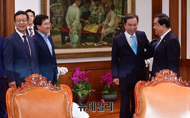 ▲ 자유한국당 김병준 혁신비상대책위원장이 더불어민주당 소속 문희상 국회 의장을 만나고 있다. 왼쪽편에는 한국당 김용태   의원과 홍철호 의원이 보인다.  ⓒ뉴데일리 정상윤 기자