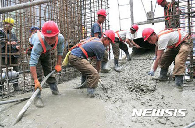 ▲ 러시아 극동의 한 건설현장에서 일하는 북한 근로자들. ⓒ뉴시스. 무단전재 및 재배포 금지.