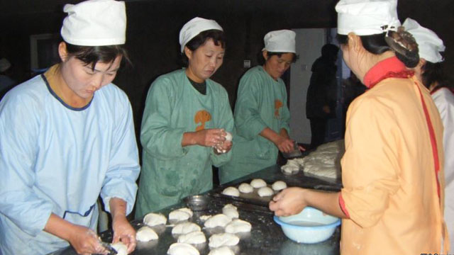 ▲ 영국의 대북 지원단체 '북녘어린이사랑(Love North Korea Children)'이 북한에서 운영하는 빵공장에서 어린이들을 위한 빵을 만들고 있다.  ⓒ'북녘어린이사랑' 웹사이트-美VOA 관련보도 화면캡쳐.