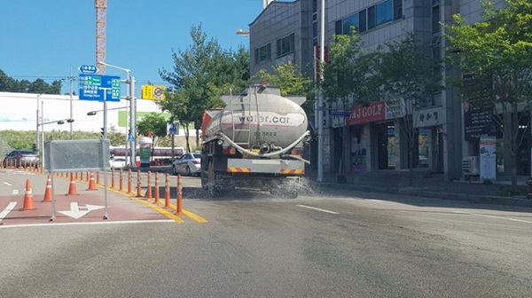 ▲ 충북 청주에서 아파트를 짓고 있는 19개 건설현장의 시공사들이 폭염의 열기를 덜어주기 위해 살수차를 이용해 주요 도로에 물을 뿌리고 있다.ⓒ청주시