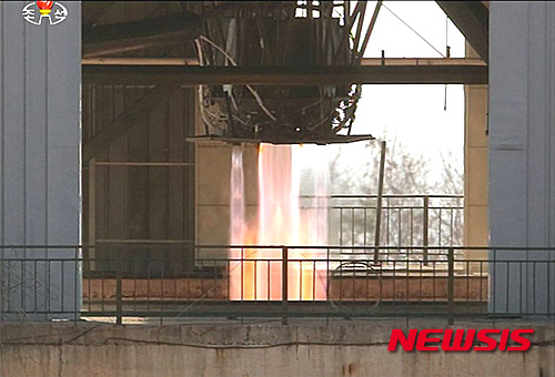 ▲ 2016년 4월9일, 북한의 서해위성발사장에서 ICBM 엔진 분출실험이 진행되고 있는 모습. ⓒ 사진 뉴시스