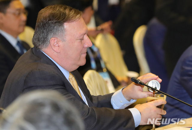 4일 오전 싱가포르 엑스포 컨벤션센터에서 열린 동아시아 외교장관회의에 참석한 마이크 폼페이오 미국 국무장관. ⓒ 사진 뉴시스