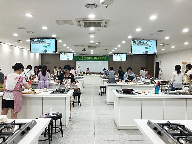▲ 대구과학대 식품영양조리학부 조리실습실에서 지난 30일부터 8월 1일까지  진행된 ‘2018 학교밥상 메뉴개발 연수’에서 영양사 및 영양교사들이 로컬푸드를 활용한 단체급식 메뉴를 실습하고 있다.ⓒ대구과학대