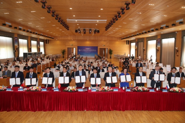 ▲ 이강덕 포항시장을 비롯한 제24회 환동해권거점도시회의 참석도시 관계자들이 서명한 공동선언문을 들고 있다.ⓒ포항시