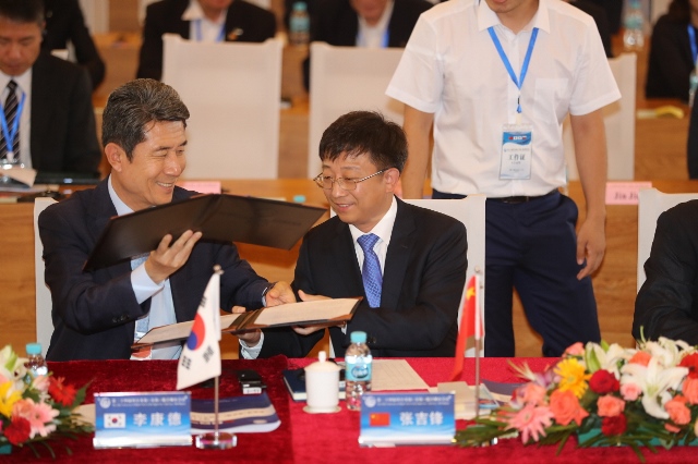 ▲ 이강덕 포항시장이 장길봉 훈춘시장과 서명을 위해 공동선언문을 교환하고 있다. ⓒ포항시