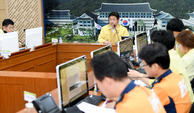 ▲ 이철우 경북도지사가 5일 긴급폭염대책본부 운영상황을 파악하고 직원들을 격려하기 위해 재난안전상황실을 방문했다.ⓒ경북도