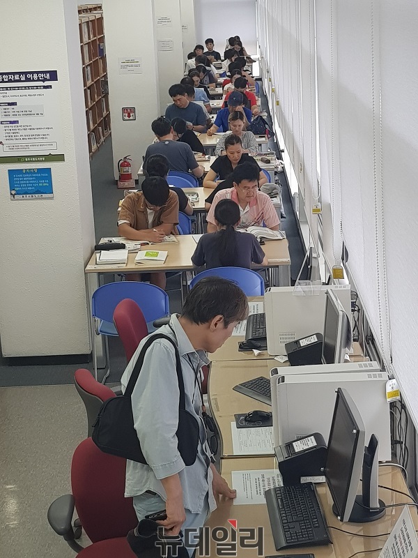 ▲ 최악의 폭염을 피하고 공부도 할 수 있는 곳은 도서관이다. 충북 청주시립정보도서관에는 주말인 5일 열람실에는 빈자리가 없을 정도로 꽉들어차 있다. 폭염 열기 못지 않게 학습 열기로 가득한 흐뭇한 광경이 연출됐다.ⓒ김정원 기자