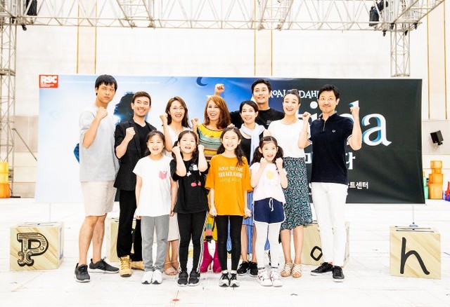 ▲ 배우 황예영이 뮤지컬 '마틸다' 쇼앤텔에서 하이라이트 장면을 시연하고 있다(왼쪽). /주술사 '라피키' 역의 느세파 핏젱이 뮤지컬 '라이온 킹' 프레스 컨퍼런스에서 '서클 오브 라이프'를 열창하고 있다.ⓒ신시컴퍼니·뉴데일리 공준표 기자.