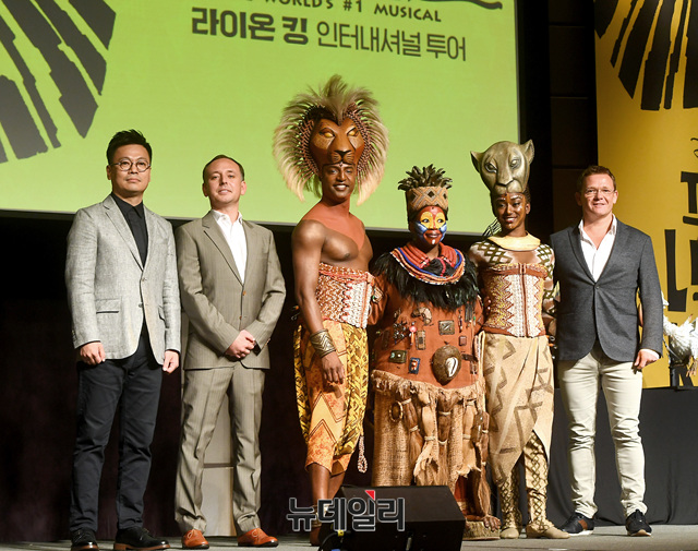 ▲ 왼쪽부터 신동원 한국 프로듀서, 펠리페 감바 인터내셔널 프로덕션 총괄 이사, 조나단 앤드류 흄, 느세파 핏젱, 재니끄 찰스, 마이크 샤퍼클라우스 음악 감독.ⓒ뉴데일리 공준표