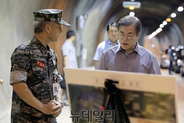 ▲ 문재인 대통령이 지난 1일 오후 충남 계룡대 인근 군주요시설을 방문한 모습. ⓒ청와대