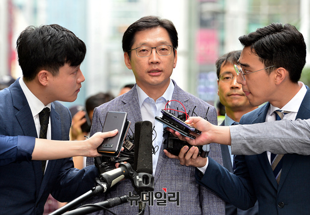 ▲ 김경수 경남지사가 6일 오전 서울 서초구 '드루킹 댓글 조작 사건' 진상규명을 위한 특별검사 사무실에 피의자 신분으로 출석해 질문에 답하고 있다. ⓒ뉴데일리 공준표 기자