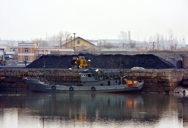 ▲ 북한산 무연탄이 정리돼 있는 모습. 사진은 지난 2016년 3월 모습이다. ⓒ뉴시스 DB