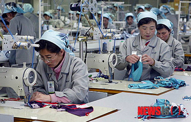 ▲ 개성공단에서 일하는 북한 근로자들. ⓒ뉴시스. 무단전재 및 재배포 금지.