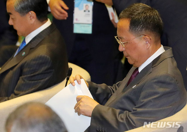 ▲ 성 김 駐필리핀 美대사에게 받은 트럼프 美대통령의 친서 봉투를 만지작 거리는 리용호 北외무상. 나중에는 봉투 속을 힐끗 들여다 본다. ⓒ뉴시스. 무단전재 및 재배포 금지.