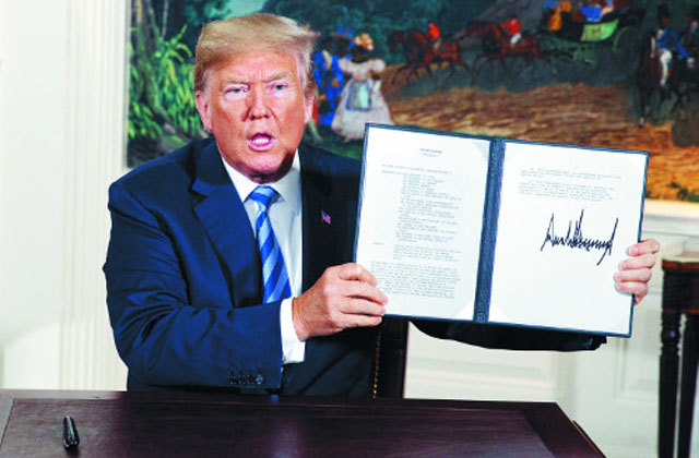 지난 5월 이란 핵합의 탈퇴 및 제재 재개안에 서명하는 도널드 트럼프 美대통령. ⓒ뉴시스 AP. 무단전재 및 재배포 금지.