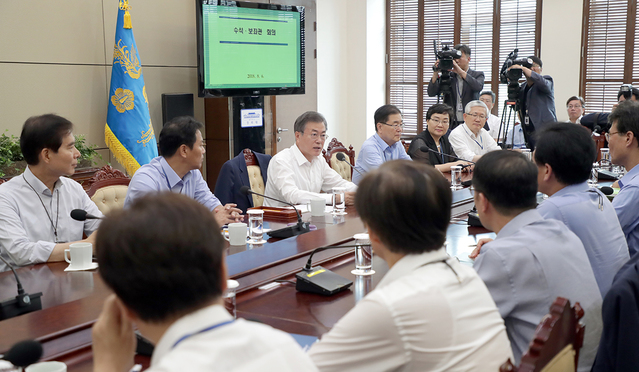 ▲ 문재인 대통령이 6일 수석보좌관회의를 주재하는 모습. ⓒ청와대 제공
