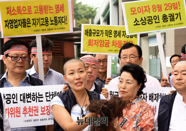 ▲ 경기도 용인에서 횟집을 운영하고 있는 소상공인 원상우씨가 잘려나간 자신의 머리칼을 움켜쥐고 “최저임금제를 다시한번 검토해서 생계가 어려워진 소상공인들을 살려달라”고 호소하고 있다. ⓒ 뉴데일리 공준표 기자