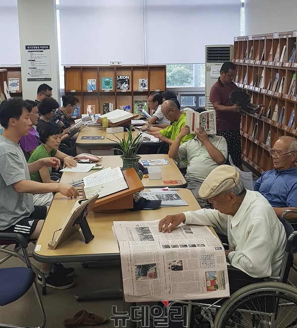 ▲ 폭염에는 도서관이 피서지로 최고. 지난 4일 충북 청주시 상당구 청주시립정보도서관 정기간행물실에는 폭염을 피해 시민들이 신문과 책을 읽고 있다.ⓒ김정원 기자
