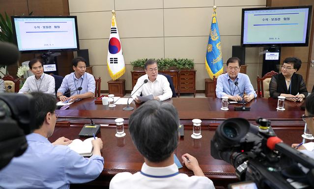 ▲ 문재인 대통령이 지난 6일 수석보좌관회의에서 발언하고 있다. ⓒ청와대 제공