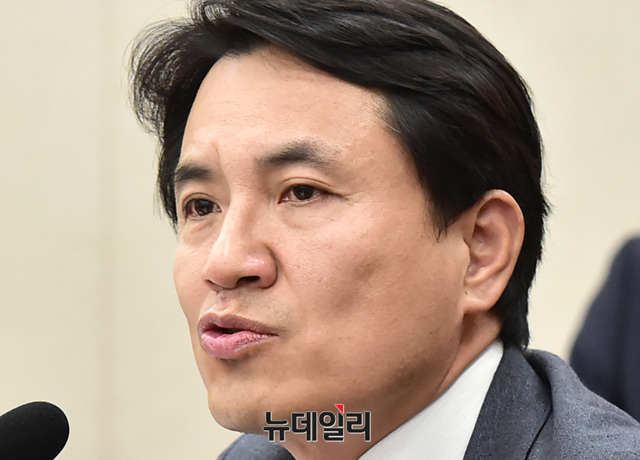 ▲ 김진태 자유한국당 의원이 20일 오전 국회에서 열린 국회 법제사법위원회 전체회의에 참석해  북한 응원단 '김일성 가면' 논란과 관련해 조명균 통일부 장관에게 발언하고 있다.ⓒ뉴데일리 DB