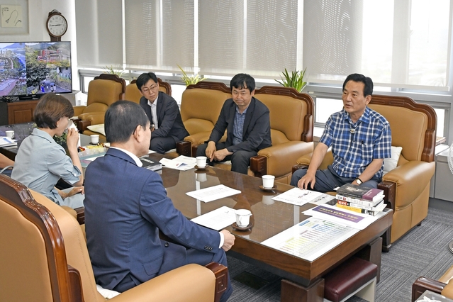 ▲ 지난 6일 달성군청에서 열린 지방분권협의회 의장단과 김문오 달성군수(제일 오른쪽) 간 간담회 장면.ⓒ달성군