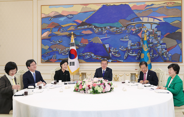 ▲ 문재인 대통령이 정당대표를 초청해 대화하는 모습. 사진은 지난 3월에 촬영한 모습. ⓒ청와대 제공