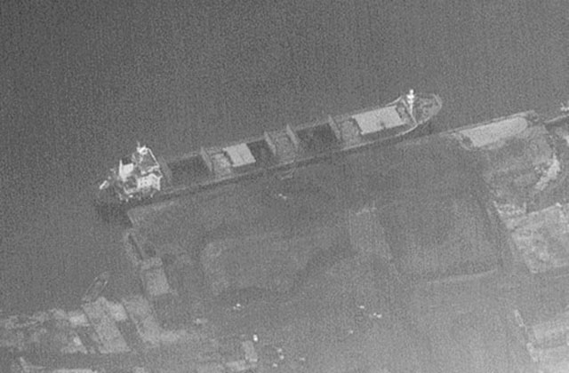▲ 러시아 항구에서 석탄을 싣는 화물선. ⓒ美RFA 北석탄 관련보도화면 캡쳐