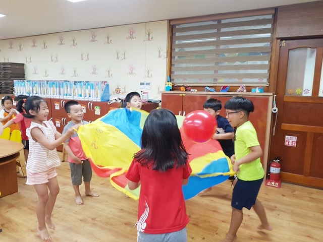 ▲ 대구학생문화센터가 ‘찾아가는 예술·문화체험학습’ 프로그램을 운영한다.(사진은 명화와 만난 클래식 프로그램에 학생들이 참여하는 모습)ⓒ대구시교육청