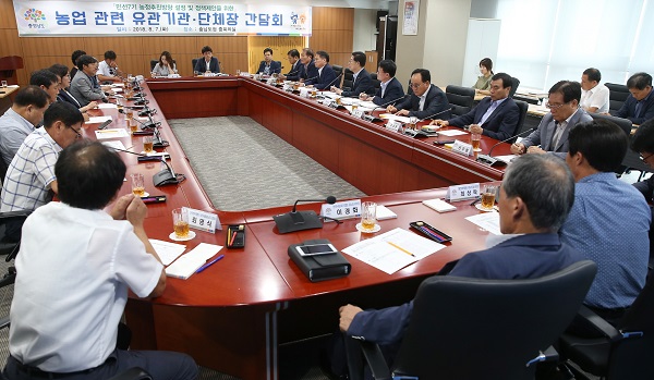 ▲ 양승조 충남도지사가 7일 농업관련 유관기관장 및 단체장과 민선7기 농정 추진방향을 설정하고 정책제안을 수렴하는 간담회를 가졌다.ⓒ충남도