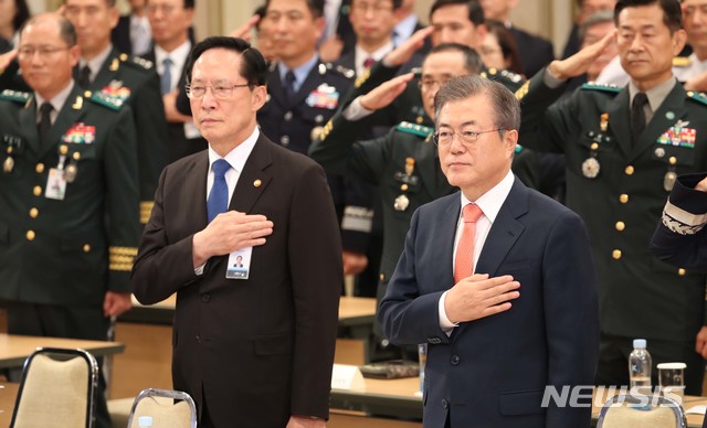 ▲ 문재인 대통령과 송영무 국방부 장관이 지난달 27일 청와대 영빈관에서 열린 전군 주요 지휘관 회의 국방개혁2.0 보고대회에 참석하여 국민의례를 하고 있다. ⓒ 사진 뉴시스