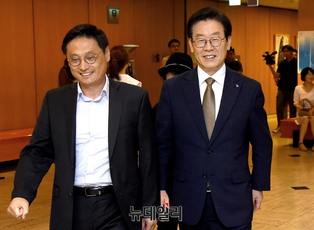 ▲ 이재명 경기지사가 7일 오전 서울 종로구 서울역사박물관에서 열린 '제10회 DMZ 국제다큐영화제 기자회견' 후 이동하고 있다. ⓒ뉴데일리 공준표 기자