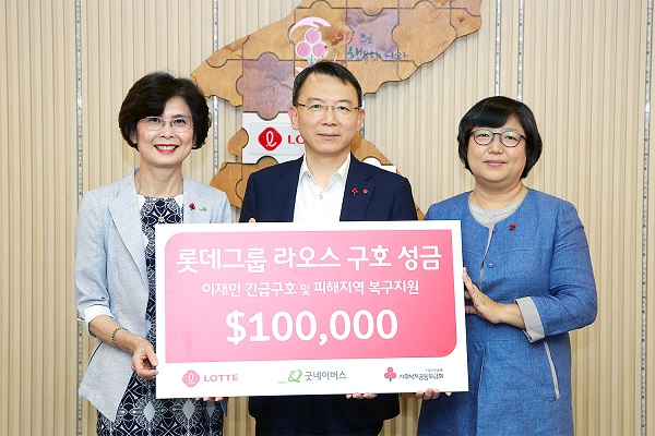 ▲ 오성엽 롯데지주 커뮤니케이션실장(가운데)이 7일 서울 중구 사회복지공동모금회를 찾아 라오스 이재민 구호를 위한 성금 전달식을 마친 후 기념사진을 찍고 있다. ⓒ롯데