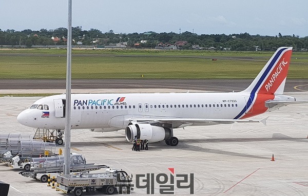 ▲ 지난 7월 14일 밤 11시 30분 막탄세브공항을 이륙하려던 팬 퍼시픽 항공 8Y 600편 항공이 정비지연으로 결항, 162명이 공항에서 발이 묶이는 사태가 발생했다. 정비를 받고 있는 문제의 8Y 600편 항공기. ⓒ김정원 기자