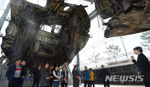 ▲ 경기 평택 해군 제2함대 천안함 전시관에서 관람객들이 천안함 내부를 살펴보며 긴박했던 피격 당시를 느끼고 있다. ⓒ 뉴시스