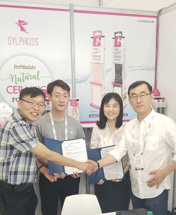 ▲ ‘라스베가스 코스모프로프’ 화장품 박람회 참가업체 관계자들.ⓒ충북도