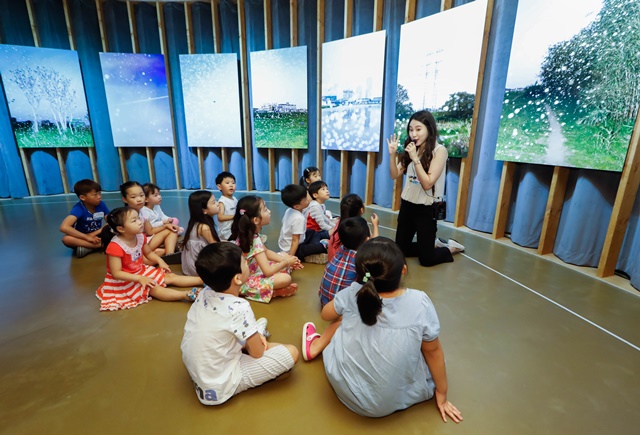 ▲ 대림그룹 임직원 자녀들이 미술관 도슨트의 설명과 함께 디뮤지엄 'Weather: 오늘, 당신의 날씨는 어떤가요?' 전시를 관람하고 있다. ⓒ대림산업