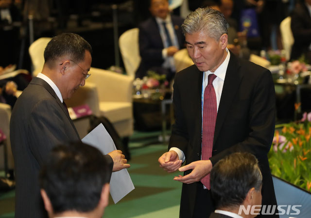 ▲ 지난 4일 싱가포르에서 ARF가 끝날 때쯤 성 김 駐필리핀 미국대사로부터 도널드 트럼프 美대통령의 친서를 받는 리용호 北외무상. ⓒ뉴시스. 무단전재 및 재배포 금지.