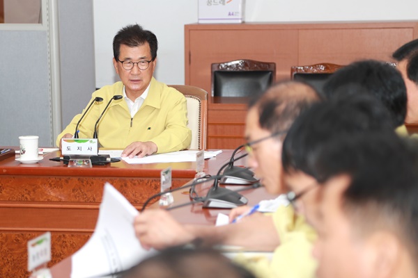 ▲ 충북도가 6일 폭염대책회의를 열어 대책을 논의하고 있다.ⓒ충북도