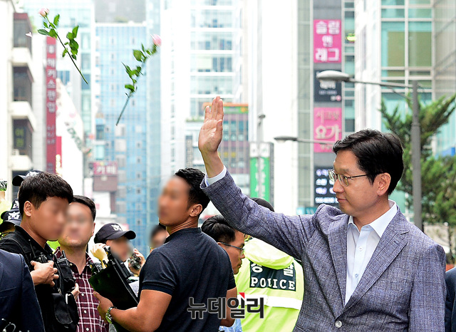 ▲ 김경수 경남지사가 6일 오전 서울 서초구 '드루킹 댓글 조작 사건' 진상규명을 위한 특별검사 사무실에 피의자 신분으로 출석해 지지자를 향해 손을 흔들고 있다. ⓒ뉴데일리 공준표 기자