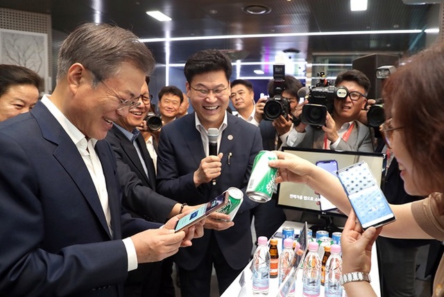 ▲ 문재인 대통령이 7일 서울시청 시민청에서 열린 인터넷전문은행 규제혁신 간담회에 참석한 모습. ⓒ청와대