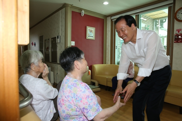 ▲ 김주수 군수가 지난 6일 어르신의 무더위쉼터 이용실태와 폭염 피해예방 홍보를 위해 폭염대응 취약현장인 양로시설 및 경로당을 찾아 어르신 애로사항을 청취하는 민생행보에 나섰다.ⓒ의성군