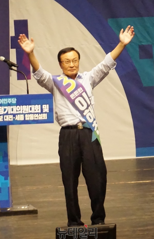 ▲ 더불어민주당 당 대표 후보인 이해찬 의원(세종)이 지난 5일 대전평촌청소년문화센터에서 열린 대전·세종합동연설회에 앞서 대의원들에게 손을 높이 들어 인사를 하고 있다.ⓒ김정원 기자