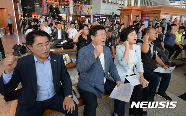 ▲ 14일 서울 용산구 서울역에서 열린 전국철도노조가 주최한 '8.15 광복맞이 남북철도 연결 염원 철도노동자 희망 기원제'에서 최경환 국민의당 의원, 설훈 더불어민주당 의원, 이정미 정의당 대표, 강철 철도노조 위원장 등이 구호를 외치고 있다. ⓒ뉴시스. 무단전재 및 재배포 금지.