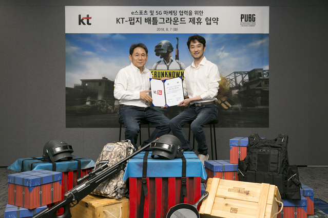 ▲ 이필재 KT 마케팅부문 부사장(왼쪽)과 김창한 펍지주식회사 대표가 기념촬영을 하는 모습. ⓒKT