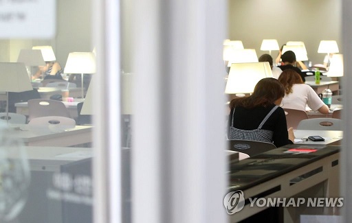▲ 약학대학 학제 개편이 마무리되면서, 2022학년도부터 약대 신입생 선발 방식이 1학년 달라진다. 이에 약대 편입을 준비하는 이들이 학제 개편 전 PEET 응시에 대거 몰릴 것으로 예상되고 있다. ⓒ연합뉴스