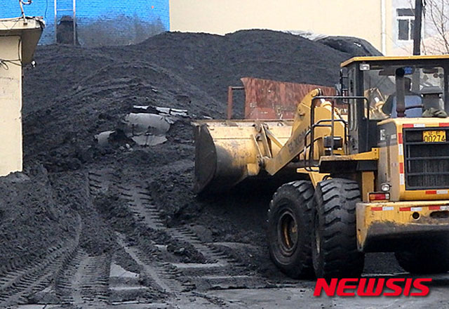 ▲ 하역 후 정리 중인 북한산 석탄. ⓒ뉴시스. 무단전재 및 재배포 금지.